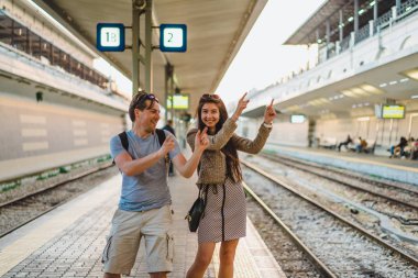 Genç mutlu çift tren istasyonunda dans portresi