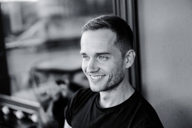 yakışıklı genç gülümseyen