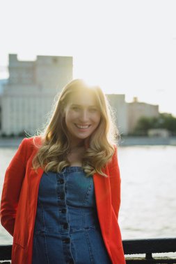 Kameraya gülümseyen kadın