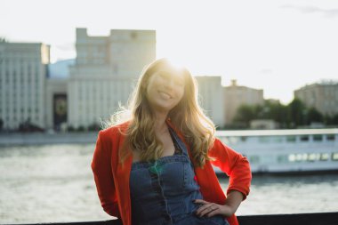 Kameraya gülümseyen kadın