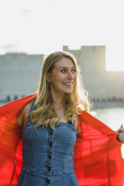 açık kırmızı ceketli sarışın genç kadın