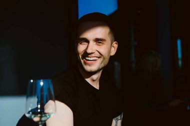 Şarap kadehi ile gülümseyen adam