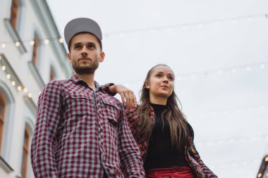 Sokakta poz şık genç Çift