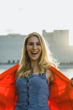 günbatımı zaman açık kırmızı ceketli sarışın genç kadın