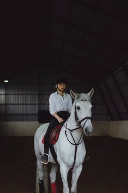 Sırtında oturan kız 