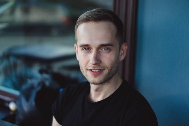 Yakışıklı genç adam.