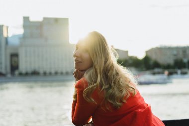 günbatımı zaman açık kırmızı ceketli sarışın genç kadın