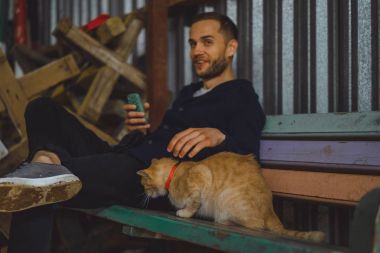 Adam okşayarak kedi