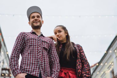 Sokakta poz şık genç Çift