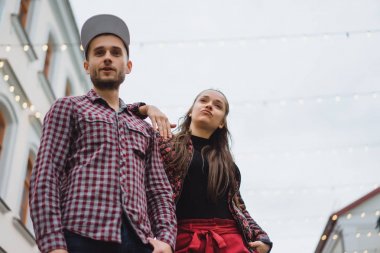 Sokakta poz şık genç Çift