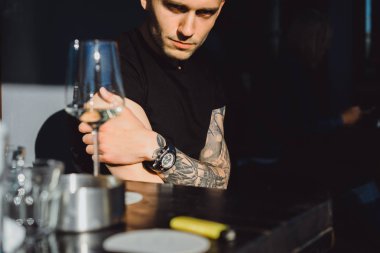 Şarap kadehi ile yakışıklı adam