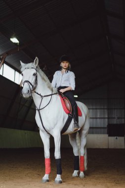 Sırtında oturan kız 