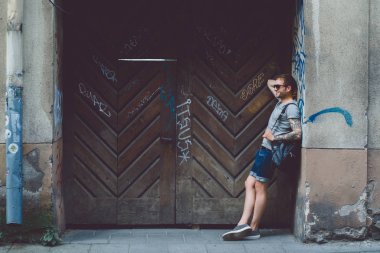 Adam ahşap duvara yaslanmış