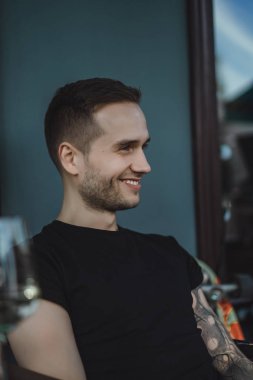 Yakışıklı genç adam.