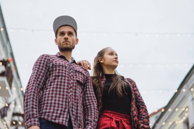 Sokakta poz şık genç Çift