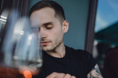 Şarap kadehi ile yakışıklı adam