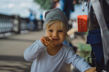 sevimli sarışın çocuk açık mavi giysili