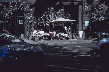 İnsanların yemek sokak Cafe