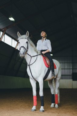 Sırtında oturan kız 