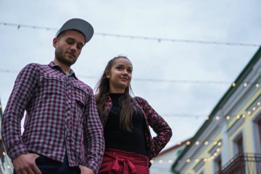 Sokakta poz şık genç Çift