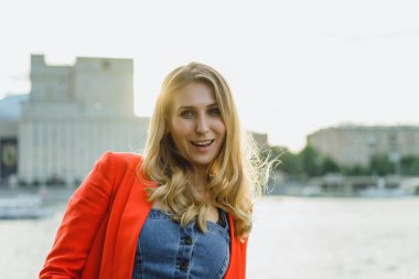 Kameraya gülümseyen kadın