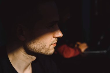 yakışıklı bir adam uzakta arıyorsunuz