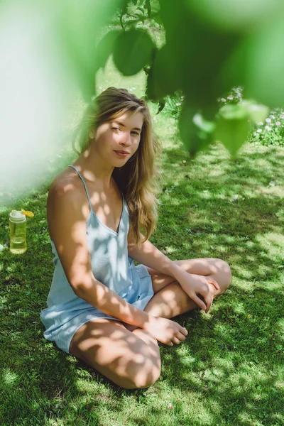 Mavi Elbise Yaz Açık Ağaç Altında Yeşil Çimenlerin Üzerinde Oturan — Stok fotoğraf