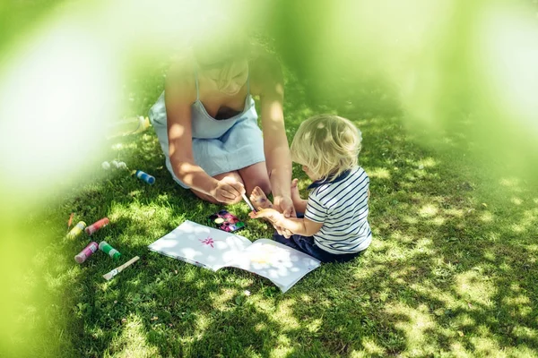 Bonito Loira Menino Desenho Com Jovem Mãe Verde Grama Livre — Fotografia de Stock
