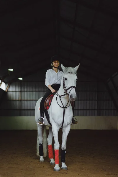 Chica sentada a caballo — Foto de Stock