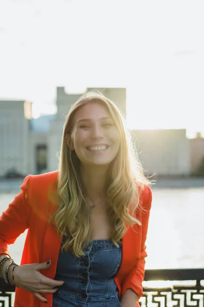 카메라 앞에서 웃는 여자 — 스톡 사진