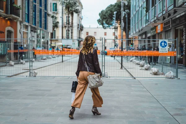 Vista Jovem Mulher Com Sacos Andando Praça Central Florença Itália — Fotografia de Stock