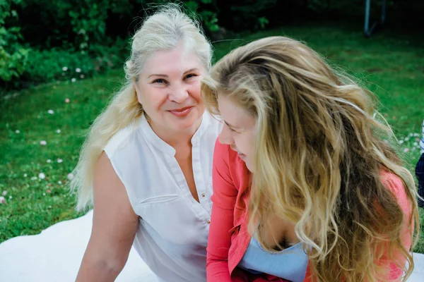 İki sarışın kadınlar üzerinde yeşil çim açık