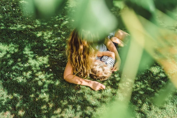 Jonge Moeder Feeding Schattige Blonde Jongen Groen Gras Zomer Buiten — Stockfoto