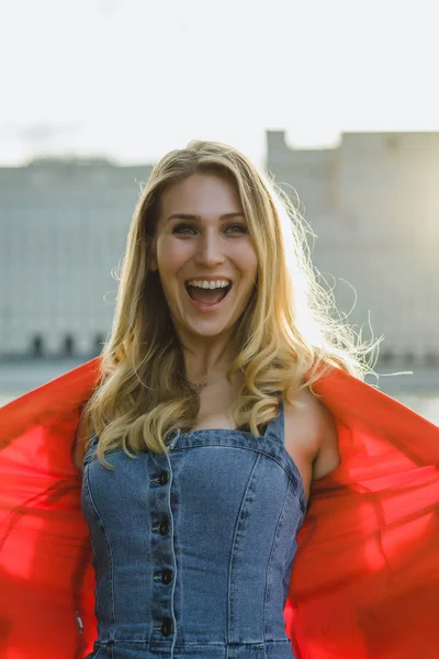 günbatımı zaman açık kırmızı ceketli sarışın genç kadın