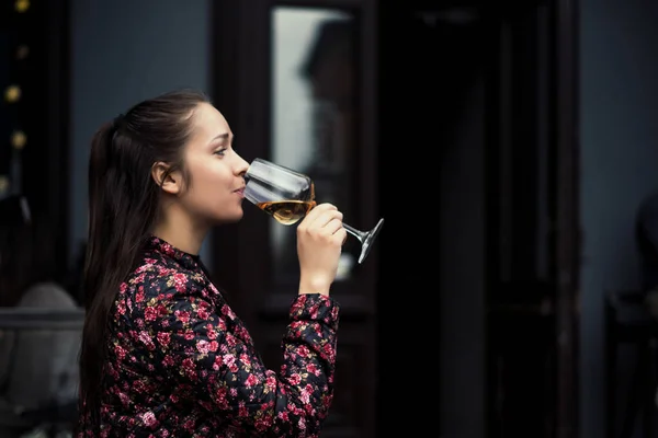年轻女人喝酒 — 图库照片