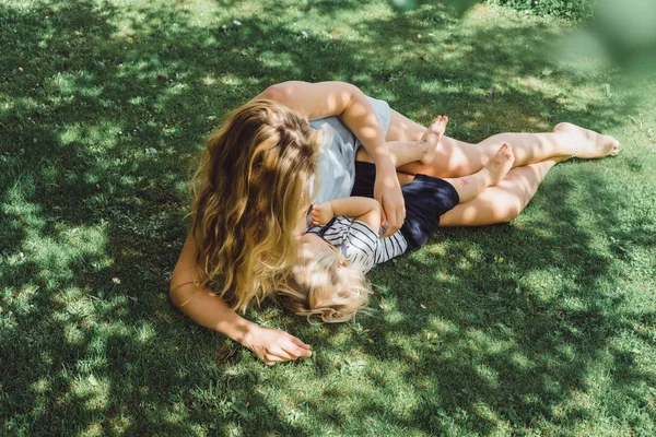 genç anne besleme sarışın yakışıklı yaz açık yeşil çimenlerin üzerinde