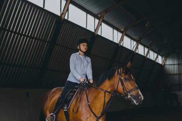 Chica en traje a caballo — Foto de Stock