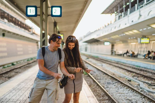 Genç mutlu çift tren istasyonunda dans portresi