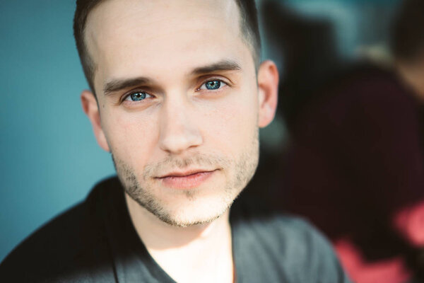 красивый молодой человек