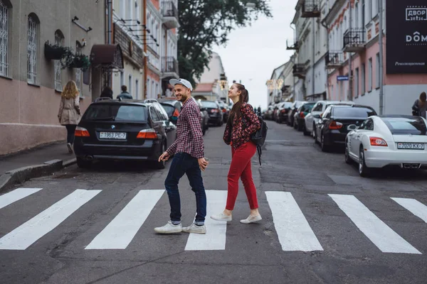 Paar überquert Straße — Stockfoto