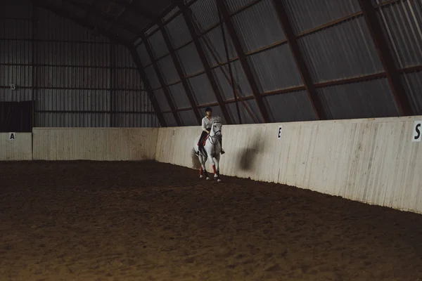 Flicka i outfit ridning häst — Stockfoto