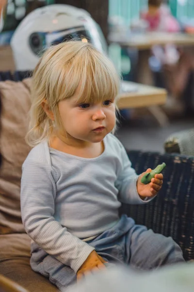 Batole dítě jíst okurky — Stock fotografie