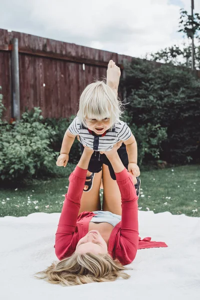 Mladá Blond Žena Hrát Roztomilý Chlapec Zelené Trávě Venkovní — Stock fotografie