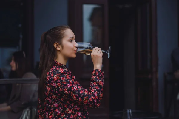 Jovem mulher bebendo vinho — Fotografia de Stock