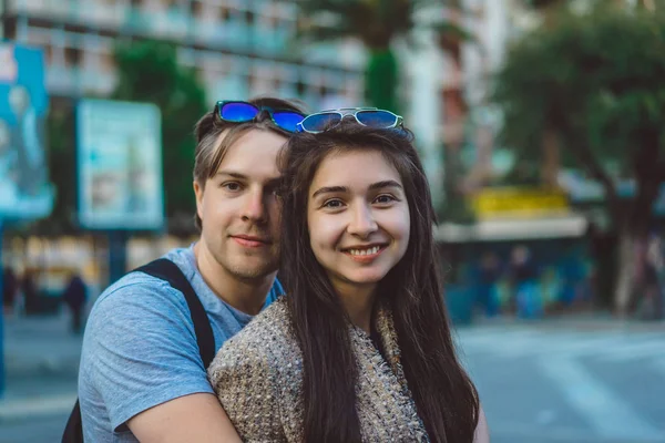 Paar umarmt sich in der Großstadt — Stockfoto