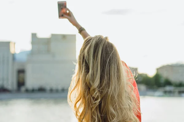 Rücken Der Jungen Blonden Frau Roter Jacke Mit Handy Freien — Stockfoto