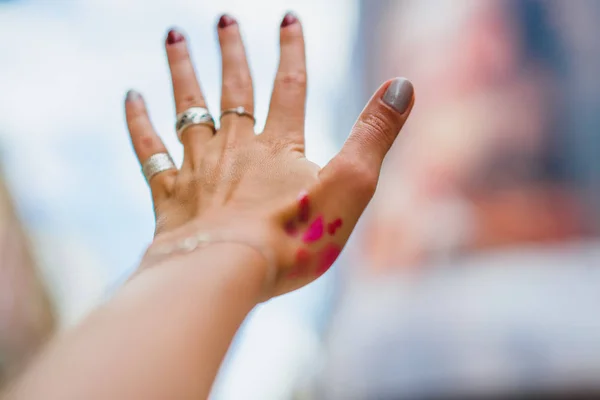 Vrouwelijke hand met verf vlekken — Stockfoto