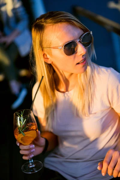 Жінка питної коктейль — стокове фото