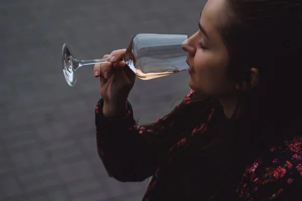 若い女性がワインを飲む — ストック写真