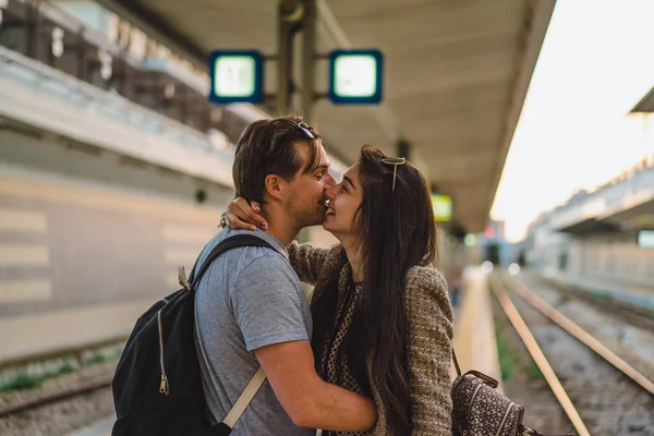 Çift öpüşme ve sarılma